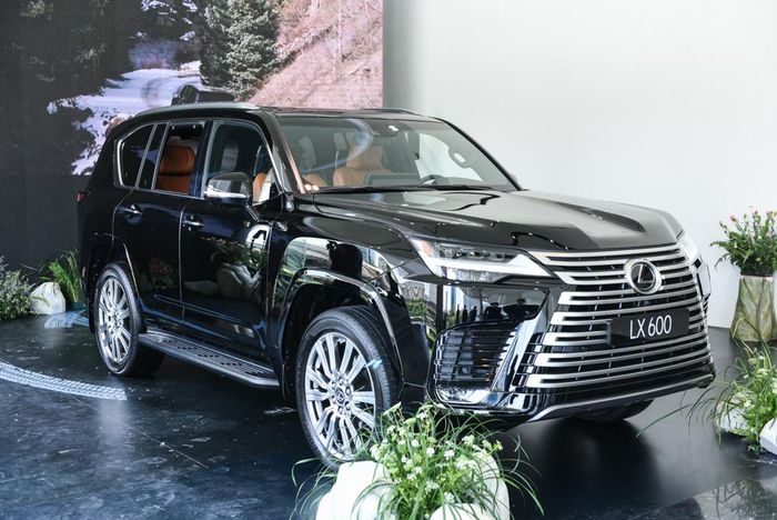Cận cảnh Lexus LX 600 phiên bản cao cấp nhất tại Việt Nam