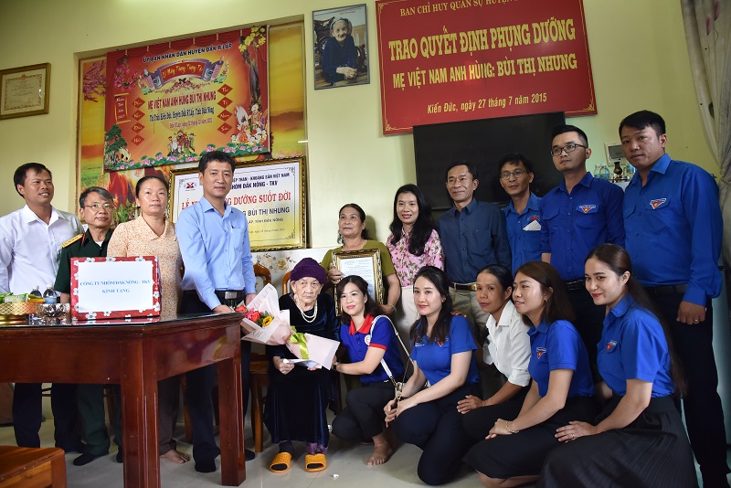 Ông Trần Tiến Dũng – Phó Giám đốc Công ty Nhôm Đắk Nông trao quà và tiền phụng dưỡng hàng tháng cho gia đình Mẹ Việt Nam anh hùng Bùi Thị Nhung.