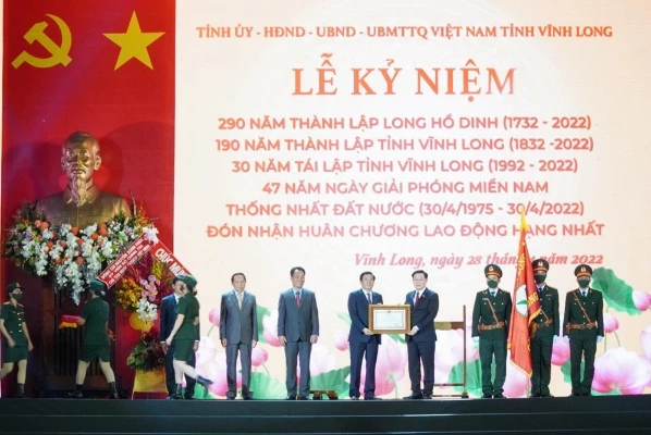 thay mặt Lãnh đạo Đảng, Nhà nước, Chủ tịch Quốc hội Vương Đình Huệ đã trân trọng trao Huân chương Lao động Hạng Nhất 