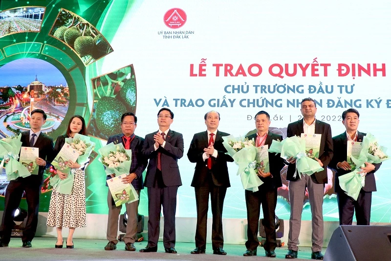 Ông Vũ Mạnh Hùng (ngoài cùng bên phải), nhận Giấy chứng nhận đầu tư dự án Khu chăn nuôi ứng dụng công nghệ cao DHN Đắk Lắk.