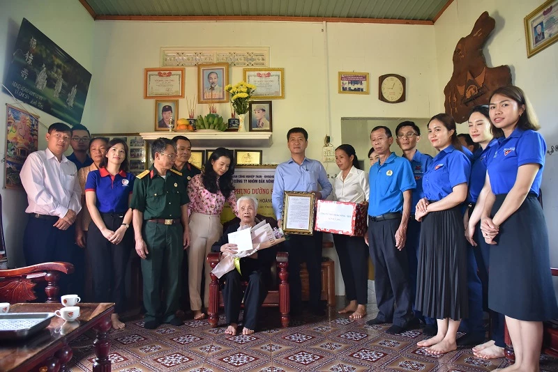 Lãnh đạo Công ty Nhôm Đắk Nông và đại diện các tổ chức, đoàn thể trao quà và tiền phụng dưỡng hàng tháng cho gia đình Mẹ Việt Nam anh hùng Hoàng Thị Khiết.