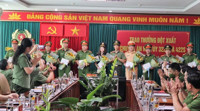 Thừa ủy quyền của Bộ trưởng Bộ Công an, Đại tá Ngô Thanh Bình, Giám đốc Công an tỉnh Điện Biên tặng hoa chúc mừng và thưởng nóng các đơn vị tham gia phá thành công 2 chuyên án.