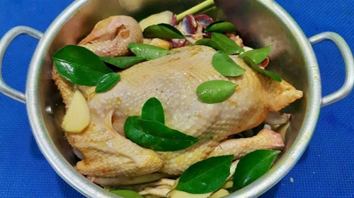 Tuyệt chiêu luộc gà không cần nước nhanh gọn ngon không ngờ