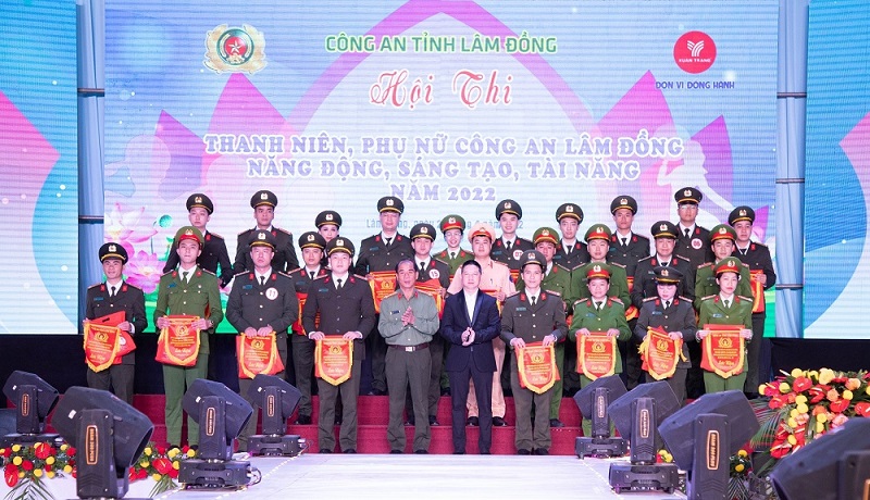 Lãnh đạo Công an tỉnh Lâm Đồng và Công ty Mỹ phẩm Xuân Trang trao thưởng cho các thí sinh xuất sắc.
