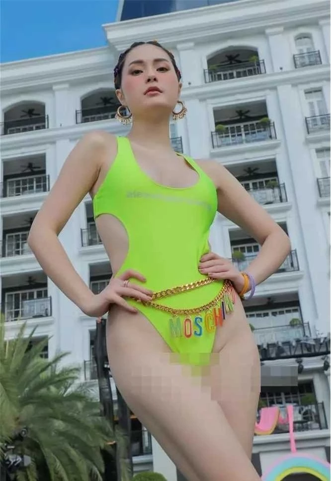 Ca sĩ đại gia Đoàn Di Băng mặc bikini siêu hở còn chọn góc chụp cận từ dưới lên khiến nhiều người 'nóng mắt'