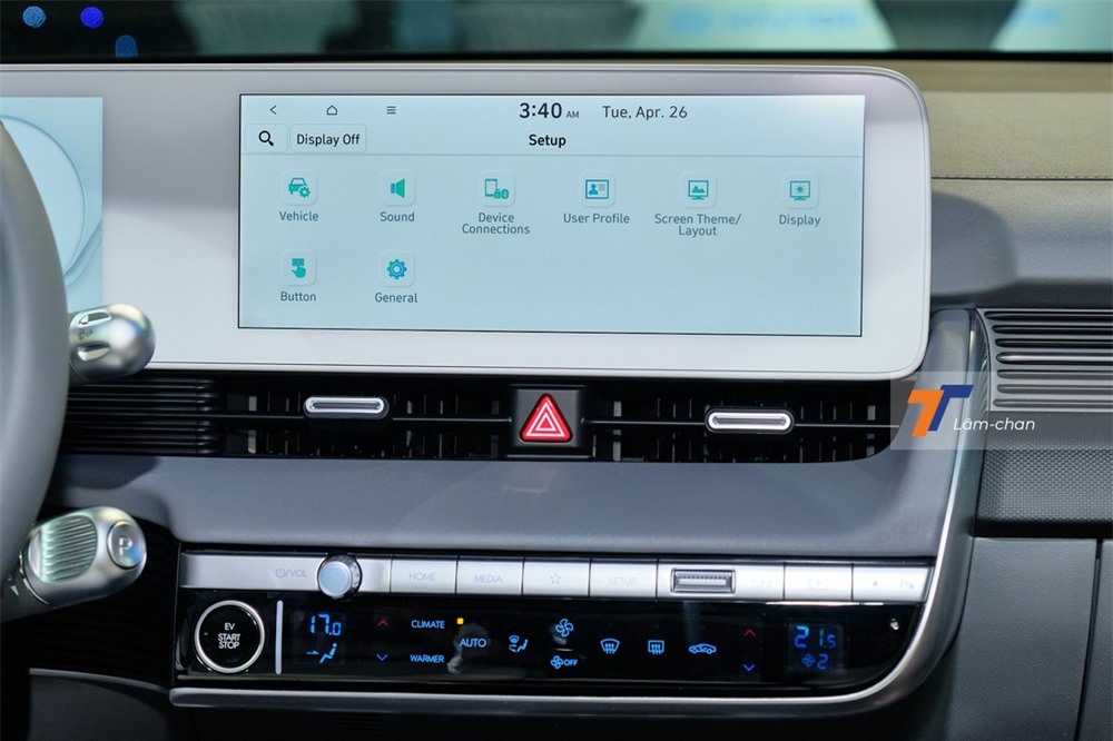 Màn hình giải trí cũng có kích cỡ 12,3 inch có kết nối Apple CarPlay/Android Autoo và đi kèm 8 loa Bose. Phía bên dưới là bảng điều khiển hệ thống điều hòa được thiết kế gọn nhẹ theo phong cách tối giản.