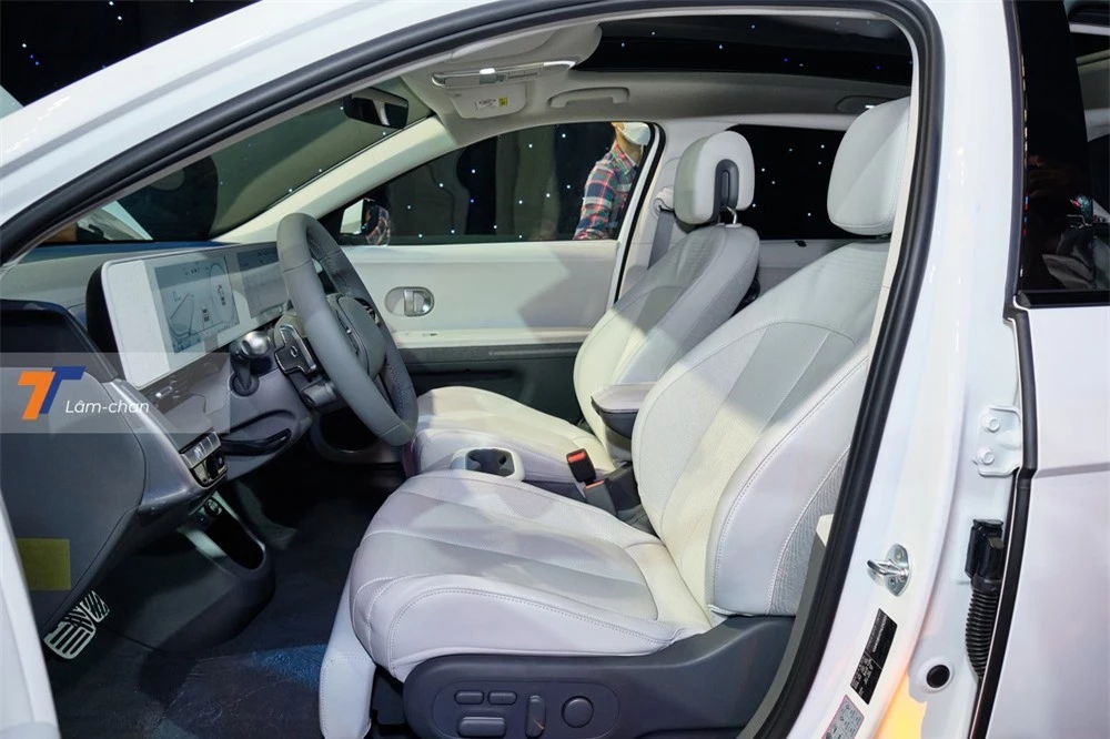Hàng ghế đầu của xe có thể chỉnh điện, phần đệm lưng và tựa đầu dày dặn cho cảm giác ngồi khá thoải mái, phía trên là cửa sổ trời toàn cảnh.