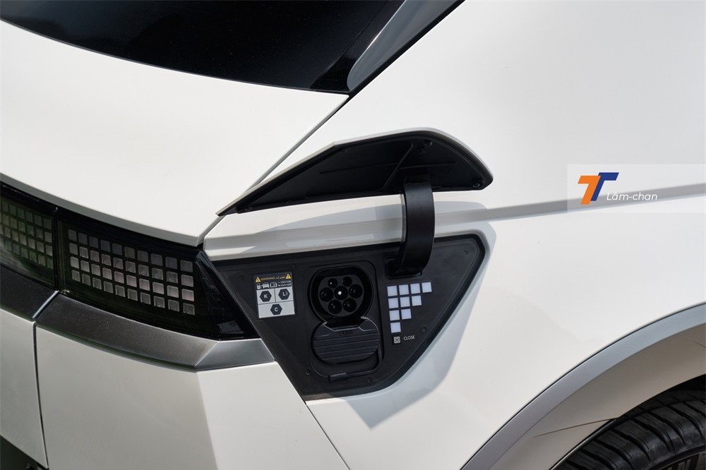 Cổng sạc của Hyundai Ioniq 5 2022 nằm sát cụm đèn sau tương tự như vị trí nạp nhiên liệu của xe xăng.