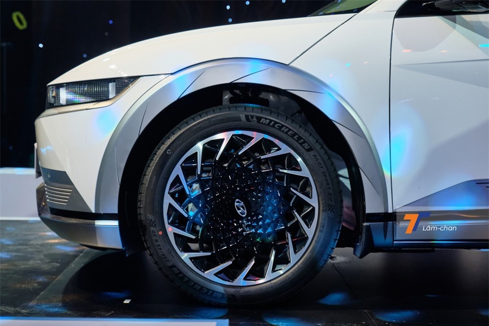 Mâm hợp kim của Hyundai Ioniq 5 2022 có kích thước 20 inch, đi kèm lốp Michelin Pilot Sport 255/45R20.