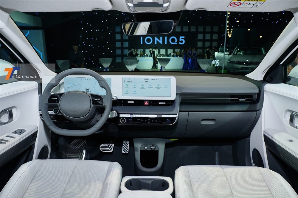 Với chiều dài cơ sở lên tới 3.000 mm tương đương với các mẫu SUV full-size, không gian ngồi của Hyundai Ioniq 5 2022 quả thực vô cùng rộng rãi.