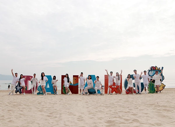 Các bạn trẻ tham gia MV "Chào Đà Nẵng" nhằm quảng bá, kích cầu cho du lịch TP