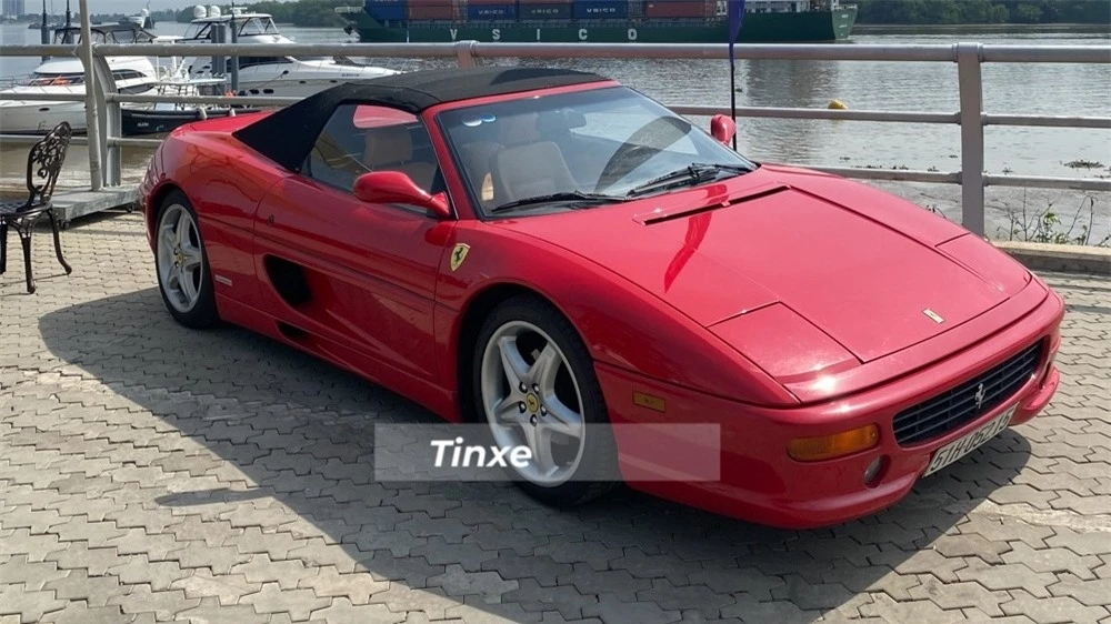 Cận cảnh nhan sắc của siêu xe Ferrari F355 Spider độc nhất Việt Nam