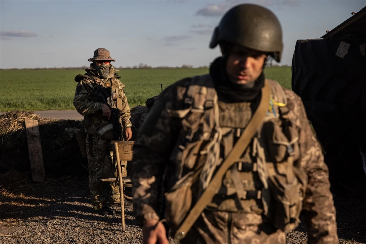 Các binh sỹ của quân đội Ukraine bảo vệ một cứ điểm tại vùng Zaporizhia, Ukraine. Ảnh: Getty.