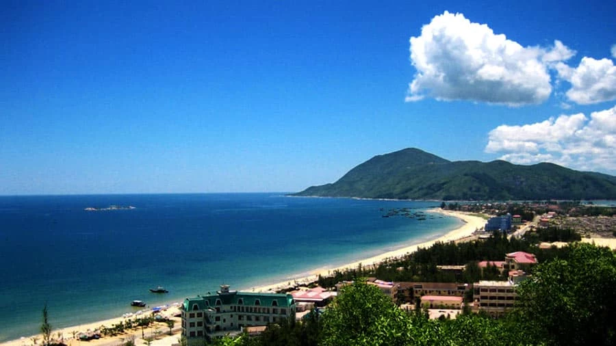 Biển Thiên Cầm trong xanh mát rượi.