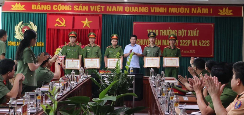 Đồng chí Lê Thành Đô, Chủ tịch UBND tỉnh trao Bằng khen tặng các tập thể cá nhân có thành tích xuất sắc trong đấu tranh chuyên án.