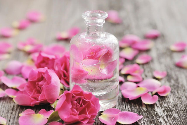 Tự nấu nước hoa hồng tại nhà ai cũng làm được