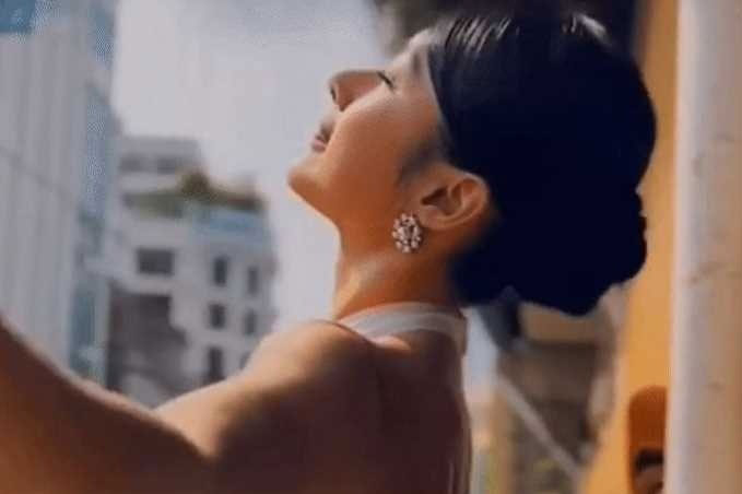 Angela Phương Trinh diện váy khoe lưng quyến rũ nhưng lại bị góp ý một điều này