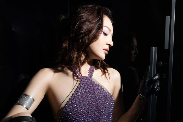 Diện trang phục cực sexy, Bảo Anh bị dân mạng soi vòng 1 'phẳng lì'