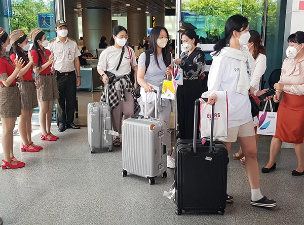Chào đón những vị khách đầu tiên từ Hàn Quốc hạ cánh sân bay quốc tế Đà Nẵng sau 2 năm gián đoạn do dịch COVID-19