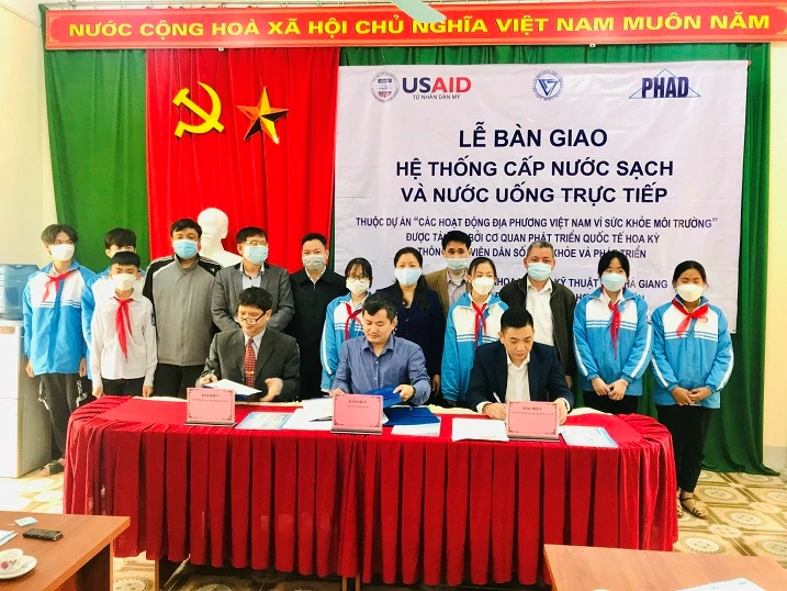Đại diện Liên hiệp hội tỉnh Hà Giang, nhà tài trợ (PHAD) và trường PTCS Yên Cường (huyện Bắc Mê) ký biên bản bàn giao sáng 25-3.