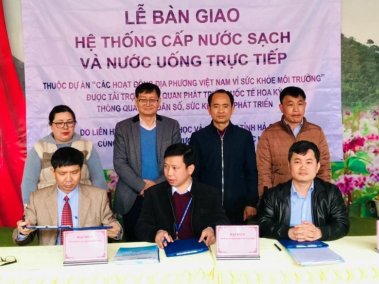 Đại diện Liên hiệp hội tỉnh Hà Giang, nhà tài trợ (PHAD) và trường PTDTBT Tiểu học và THCS xã Sà Phìn (huyện Đồng Văn) ) ký biên bản tại lễ bàn giao sáng 23-3.