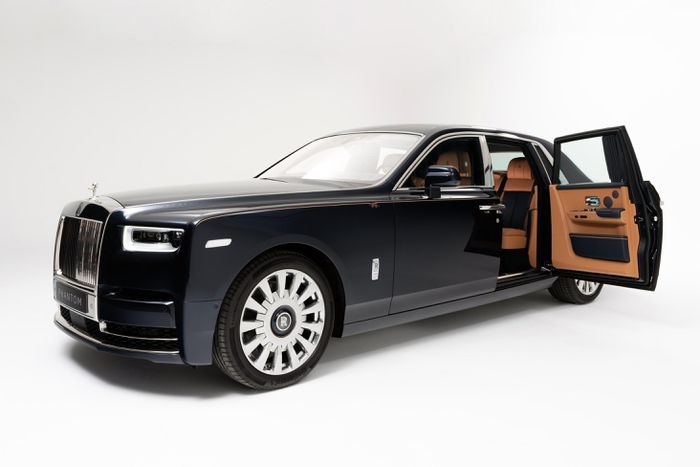 Cận cảnh siêu xe Rolls-Royce Phantom Sapphire Astrum độc nhất thế giới