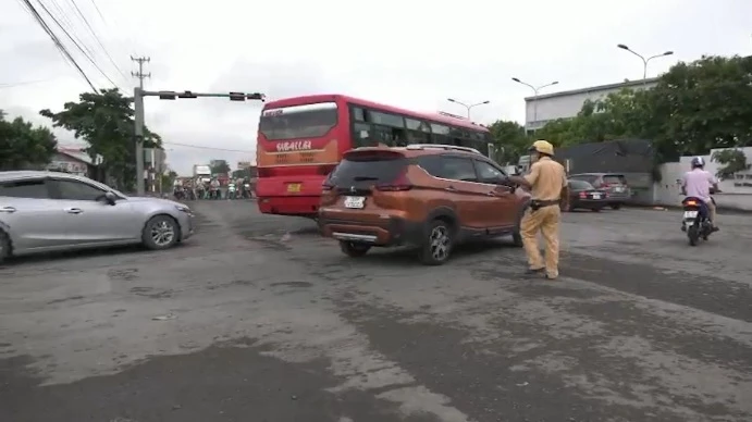 Lực lượng giao thông điều tiết giao thông tại các khu vực kẹt xe.