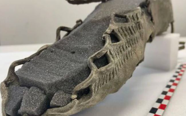 Băng tan trên núi Na Uy để lộ một chiếc giày 1.500 năm tuổi, chứa đựng bí mật thời trang cổ đại