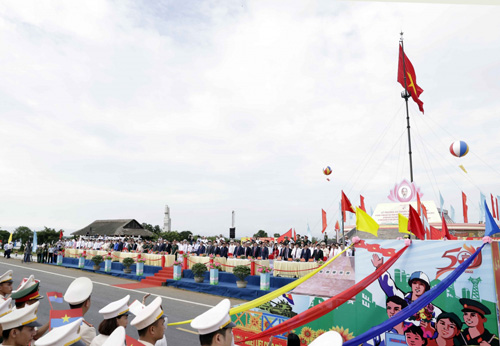 Ảnh: Chủ tịch nước Nguyễn Xuân Phúc dự Lễ thượng cờ "Thống nhất non sông"