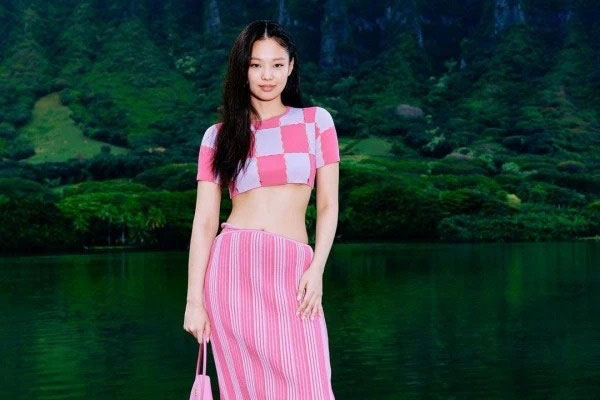 Đã tìm ra chiếc áo 'hot' nhất hè 2022: Jennie mặc đi show 'chất chơi', Tóc Tiên, Khánh Linh mặc đi bơi cũng đẹp hết ý
