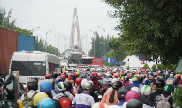 Đường về miền Tây kẹt cứng trong ngày nghỉ lễ đầu tiên