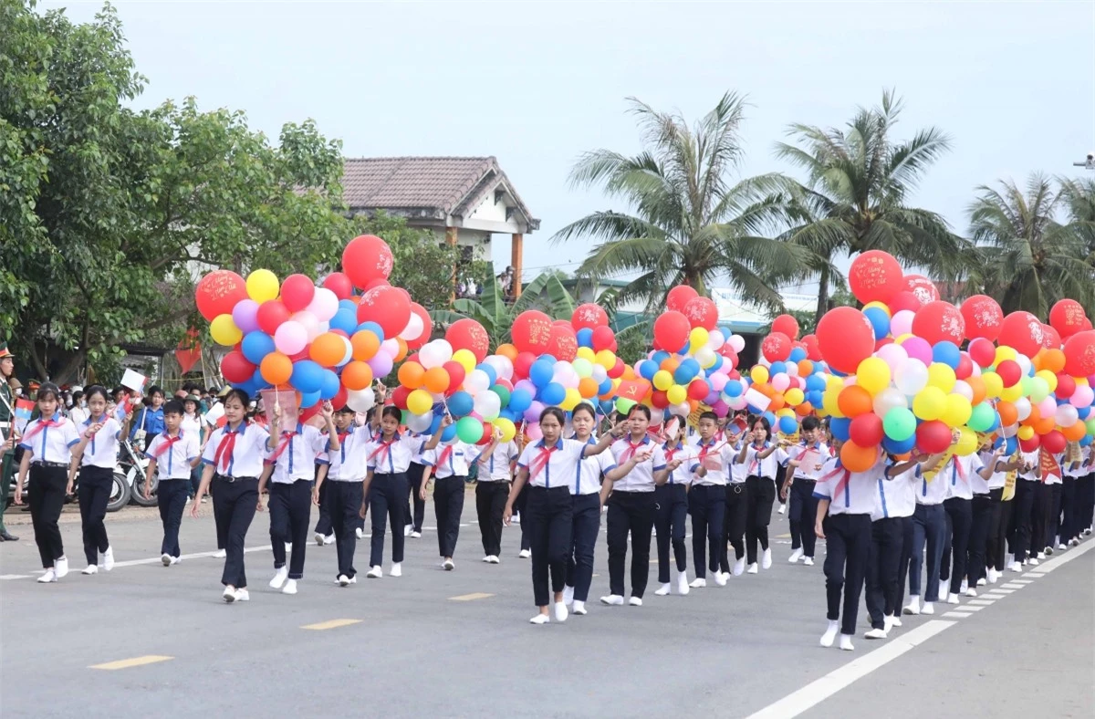 Phần diễu hành cuối cùng là các em thiếu nhi tỉnh Quảng Trị, thế hệ sẽ tiếp nối truyền thống anh dũng, kiên cường và lòng yêu nước nồng nàn của quân và dân tỉnh Quảng Trị. Các em cùng hát vang các bài hát về yêu chuộng hòa bình, yêu quê hương Quảng Trị và đất nước Việt Nam.