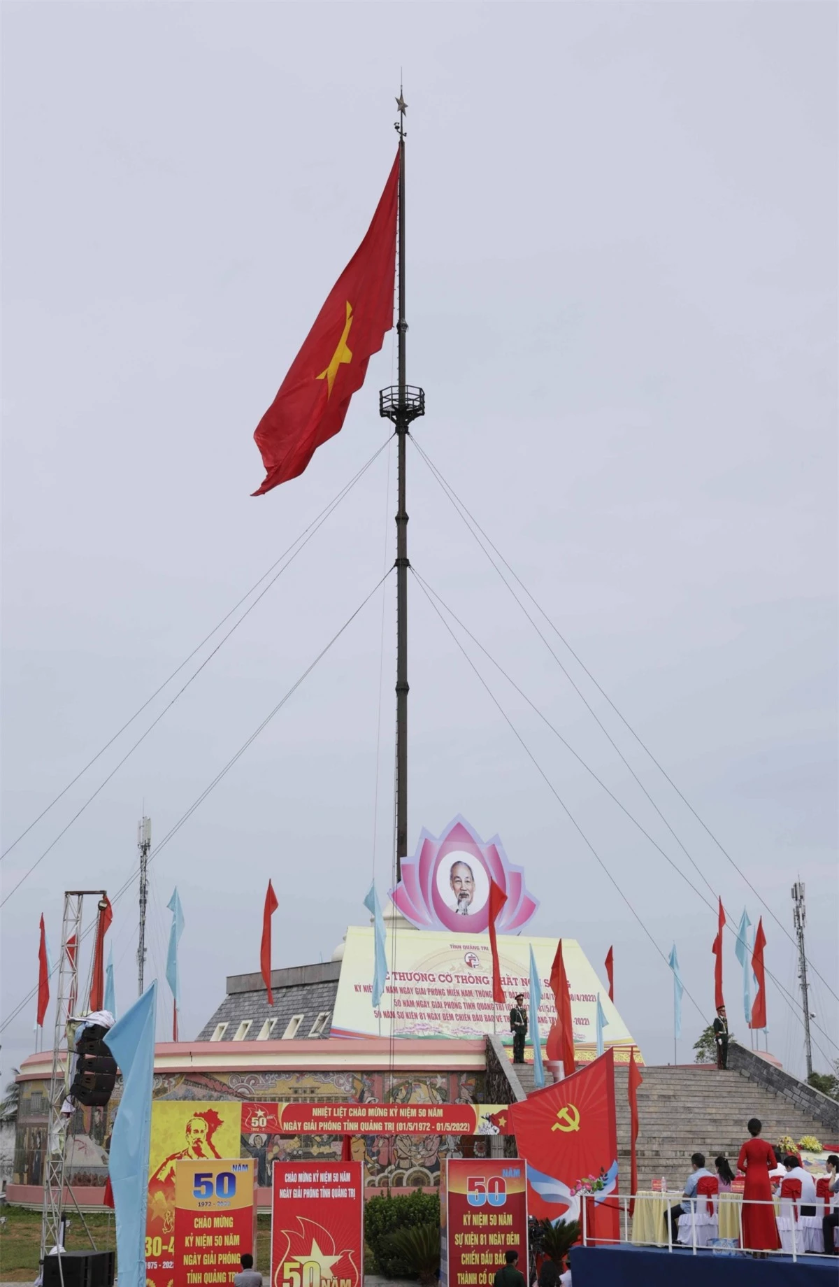 Đúng 7h15, Lễ thượng cờ “Thống nhất non sông” kỷ niệm 47 năm Ngày Giải phóng hoàn toàn miền Nam, thống nhất đất nước (30/4/1975-30/4/2022); Kỷ niệm 50 năm Ngày giải phóng tỉnh Quảng Trị (01/5/1972 – 01/5/2022) bắt đầu diễn ra.
