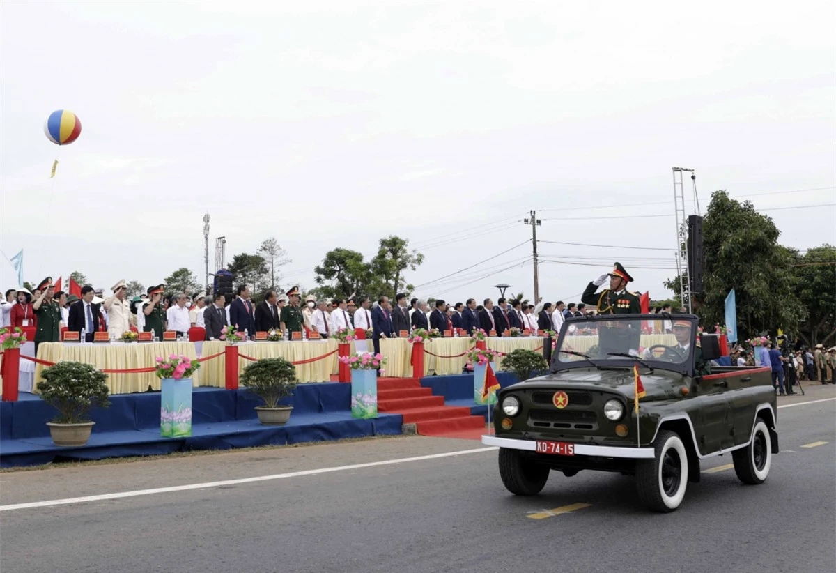 Sau phần lễ là phần diễu binh diễu hành kỷ niệm 47 năm thống nhất đất nước, 50 năm giải phóng tỉnh Quảng Trị. Các lực lượng vũ trang, cựu chiến binh, các huyện, khối các tổ chức đoàn thể… lần lượt diễu binh qua khu vực khán đài.