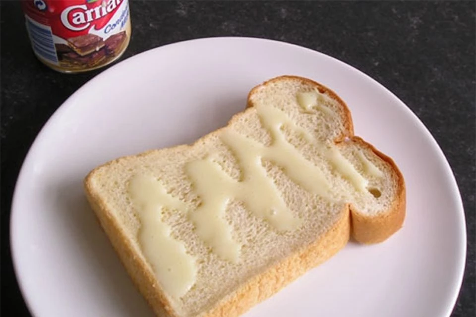 Bánh mì chấm sữa, ăn thế nào mới thực sự "đạt chuẩn"?