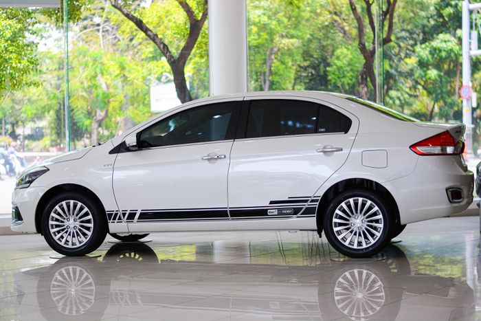 Cận cảnh Suzuki Ciaz 2022: Thêm trang bị, tăng giá bán