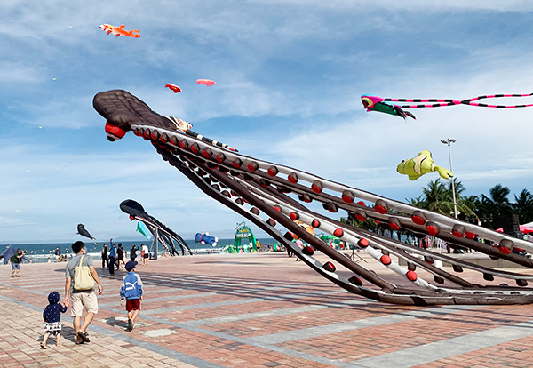 Những cánh diều vẫy gọi du khách đến với mùa du lịch biển Đà Nẵng 2022