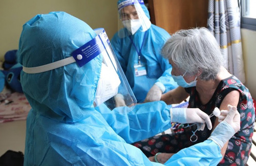 Chuẩn bị tiêm mũi 4 vaccine COVID-19 cho người trên 18 tuổi