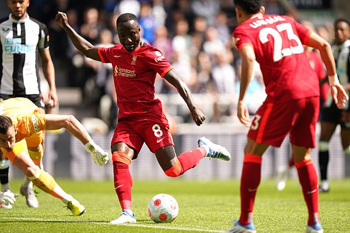 Hạ Newcastle, Liverpool tiếp tục tạo áp lực lên Man City