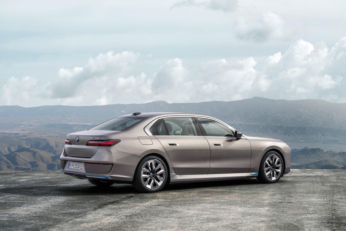 Cận cảnh xe điện BMW i7 vừa ra mắt, hoạt động tối đa 625 km