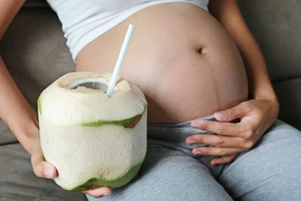 Mẹ bầu cần thận trọng khi uống nước dừa