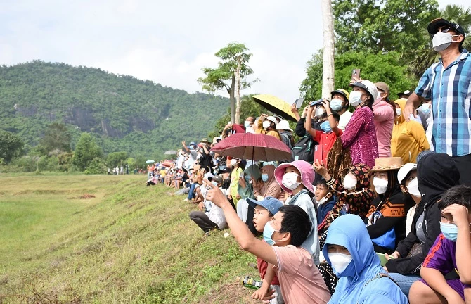 Các phi công thỏa sức biểu diễn trên không, dưới đất du khách vô cùng thích thú.