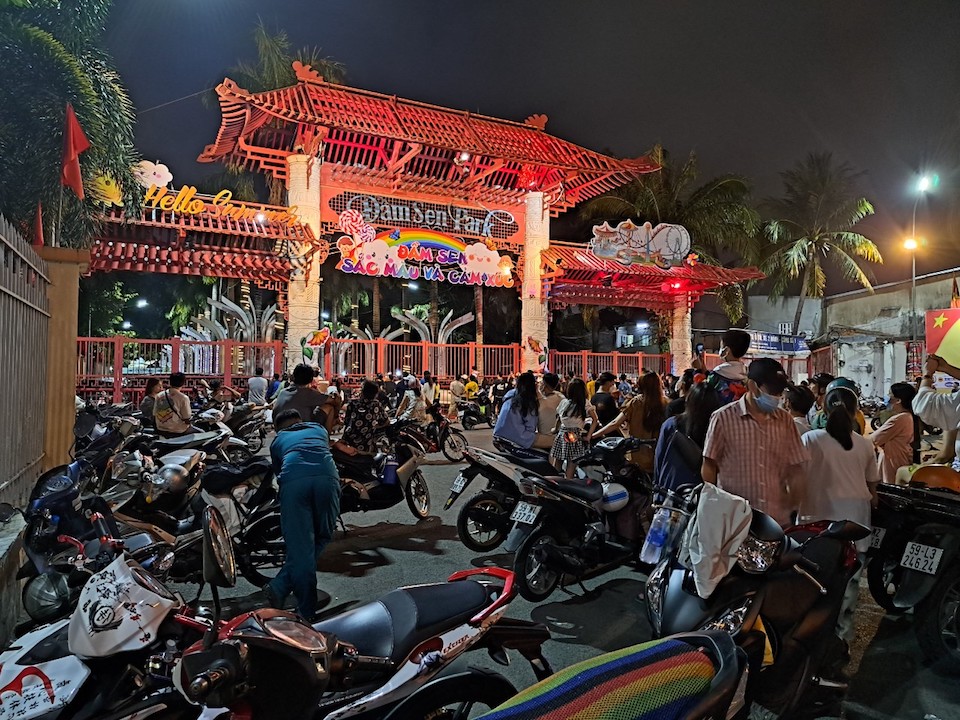 Pháo hoa đua sắc trên bầu trời TP Hồ Chí Minh đêm 30/4