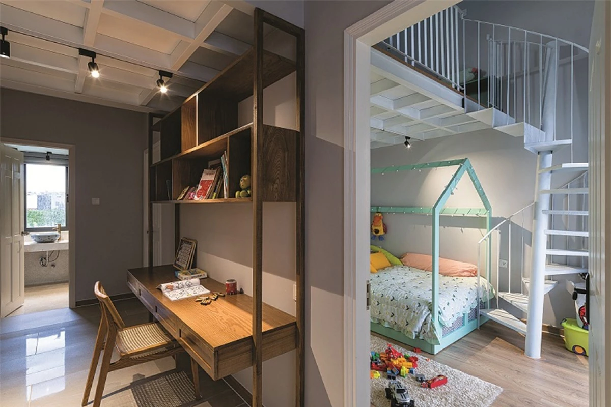 Phòng ngủ các con được bố trí gác lửng để tạo sự riêng tư cho 2 trẻ. Kế bên thông với phòng ngủ là phòng học.