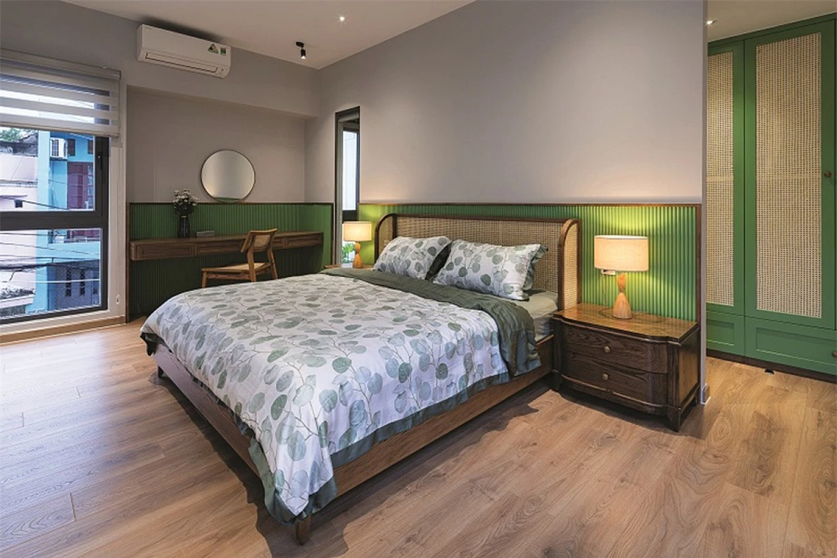 Phòng ngủ master nằm ở phía trước tầng 2. Gia chủ sử dụng màu xanh lá làm màu điểm nhấn.