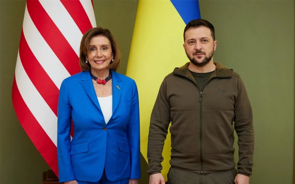 Chủ tịch Hạ viện Mỹ Pelosi (trái) và Tổng thống Ukraine Zelensky. Ảnh: Hindustan Times.