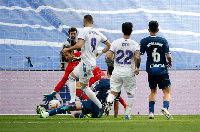 Benzema ấn định tỷ số 4-0 ở phút 81