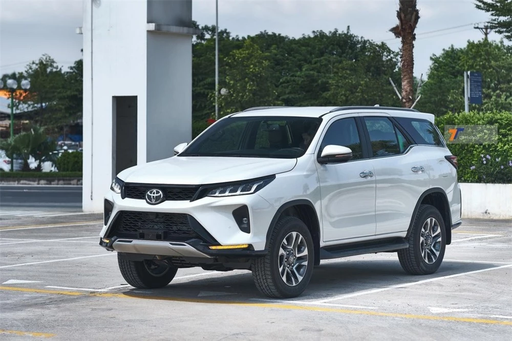 Toyota Fortuner Legender bản 1 cầu.