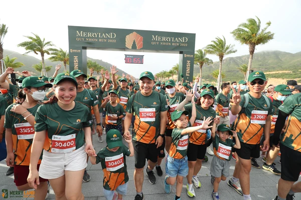 Giải chạy MerryLand Quy Nhơn Run diễn ra chiều 30/4 thu hút hàng trăm gia đình là du khách, người dân địa phương, người yêu chạy trên khắp cả nước tham gia