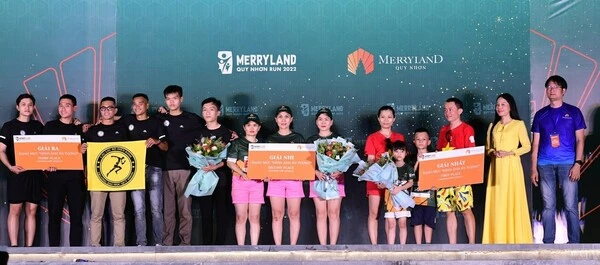 Ông Phạm Trọng Nghiệp - Uỷ viên Ban Biên tập báo VnExpress - Trưởng Ban Tổ chức sự kiện MerryLand Quy Nhơn Run và bà Nguyễn Thị Hoàng Anh – Phó Tổng Giám đốc Tập đoàn Hưng Thịnh trao giải hạng mục “Hình ảnh ấn tượng” cho các gia đình/nhóm runner đạt giải